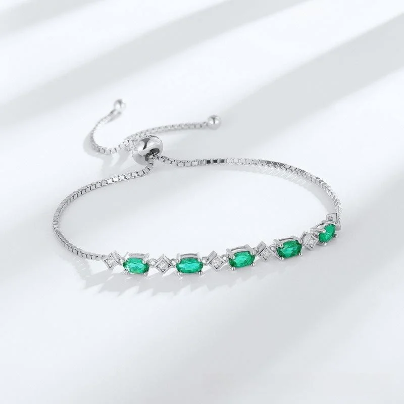 emerald-oval-closeup