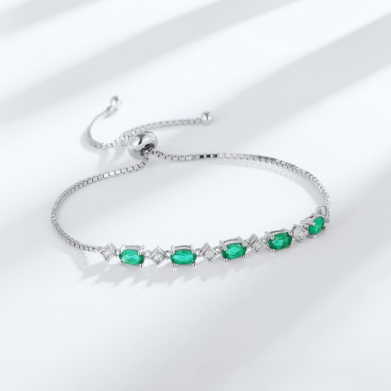 emerald-oval-closeup